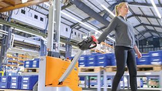 Die neuen Hochhubwagen der ECV-Baureihe des Hamburger Intralogistikers Still sollen Abnehmer vor allem bei leichten Einsätzen entlasten. (Still)