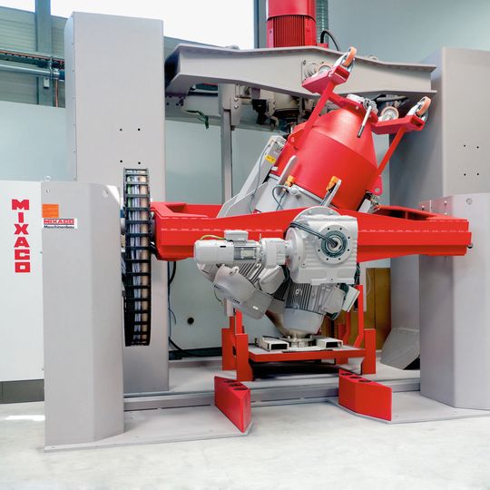 Der 3D-Mischer erzielt optimale Mischergebnisse in  standardisierten Transportbehältern. (Bilder:  SEW)