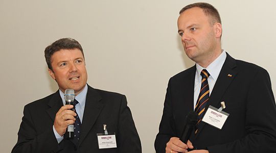 Zunächst verdeutlichten allerdings Achim Kreyenpoth, Bank Deutsches Kraftfahrzeuggewerbe, und Peter Lorenzen, Autoscout24, die Entwicklung des Online-Vertriebs im Kfz-Gewerbe. (Archiv: Vogel Business Media)