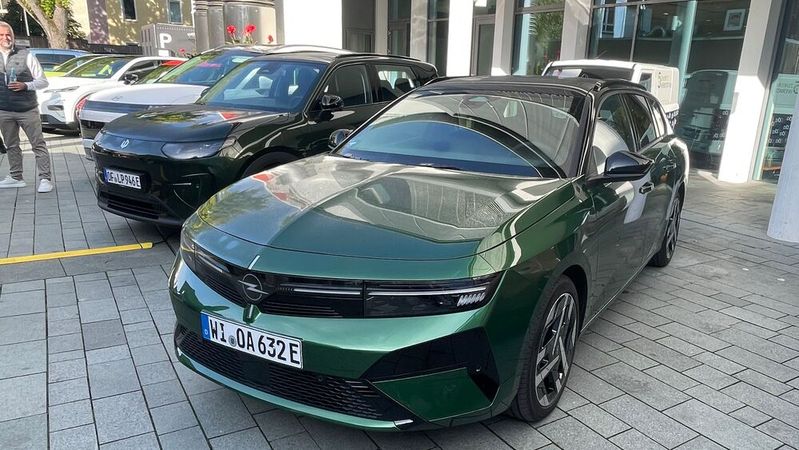 Die Zahl der elektrifizierten Neuwagen in Deutschland steigt, aber nicht in jeder Region gleichermaßen. (Bild:  Grimm – VCG)