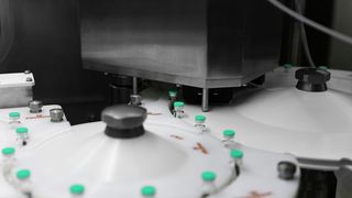 Damit jedes vorher als gut bewertete Vial die exakte Wirkstoffmenge enthält, erfolgt eine 100-prozentige In-Prozess-Kontrolle (IPK), bei der die Behältnisse jeweils vor und nach dem Füllen gewogen werden. (Bild: Syntegon)