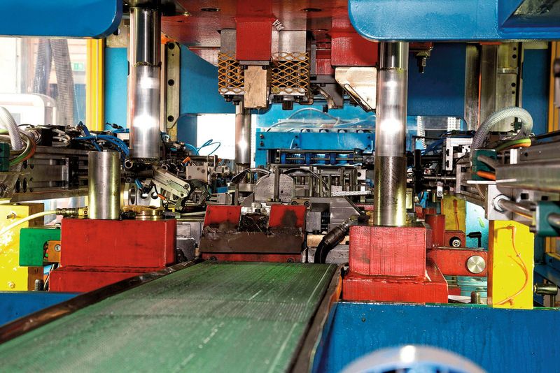 Der technologisch anspruchsvolle Teiletransport im Stufenwerkzeug wurde mit einem 3D-Transfer mit zusätzlichen Aktivgreifern und Wendestationen von Dreher Automation realisiert. (Bild: Haid)