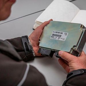 Ein heutzutage typisches Beispiel für eine Nachfertigungsaktion: Dieses Bordnetzsteuergerät hat Mercedes-Benz Classic zusammen mit Zulieferer Bosch wieder neu aufgelegt.(Bild:  Mercedes-Benz Heritage GmbH)