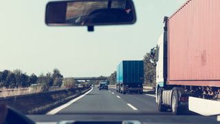 Die Berücksichtigung des Carbon Correction Factor bei der Berechnung der Emissionen von Nutzfahrzeugen lehnt das EU-Parlament ab. Damit wird der Weg, Lkw mit klimaneutralen Biokraftstoffen und E-Fuels fahren zu lassen, erst einmal nicht frei gemacht. Brüssel habe damit eine Chance für den Klimaschutz vertan, kritisiert der ZDK. (Bild: frei lizenziert)