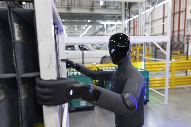 Figure 03 nimmt Bauteile unterschiedlicher Größe auf und sortiert sie in einen Sequenzierungswagen ein. (Bild: BMW Group)