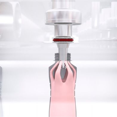 Der Kolben des neuen Doseurs von Ampack taucht in die Flasche ein und führt das Produkt über seitliche Öffnungen gezielt entlang der Innenwand, um die Schaumbildung zu minimieren. (Bild: Ampack GmbH)