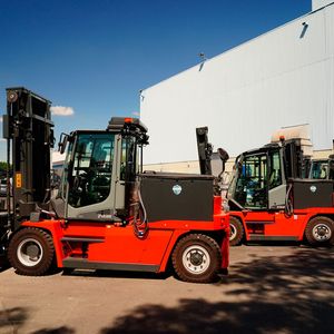 Alle Kalmar-Stapler haben eine gute Ausstattung. Bei diesen Sechs- beziehungsweise Achttonnern blickt man auf die Globetrotter-Kabine, die viel Kopffreiheit bietet. Sie haben Radio, USB-Anschluss, LED-Scheinwerfer, Grammer-Luftfedersitze. Als Rückfahralarm wurde statt dem weißen, das sogenannte rosa Rauschen eingebaut, das angenehmer klinge.(Bild:  Kalmar)
