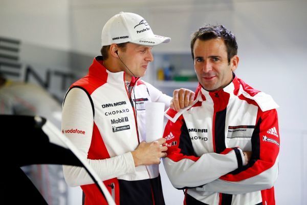 Porsche Team: Marc Lieb (links) und Romain Dumas  beim Freien Training (Bild: Porsche)