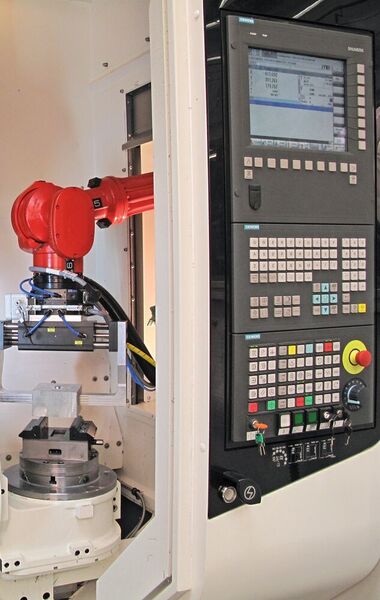 Die Integration des Roboter-Mechanikmodells in die Sinumerik-CNC steigert Produktivität sowie Flexibilität und ermöglicht höchste Werkstückpräzision und -qualität.  (Siemens)