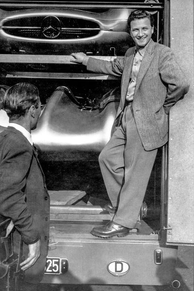 Foto vom Großen Preis von Frankreich in Reims, 4. Juli 1954, am Renntransporter mit Kofferaufbau auf Basis des Mercedes-Benz O 3500. Im Renntransporter der neue Mercedes-Benz Formel-1-Rennwagen W 196 R mit Stromlinienkarosserie. (Bild: Mercedes-Benz AG)