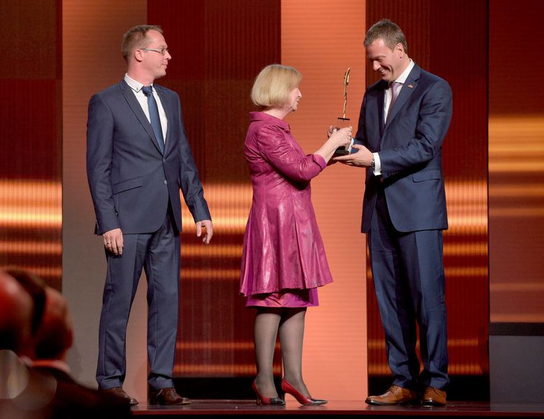 Harting gewinnt den Hermes Award 2016: Dr. Karsten Walther, Harting IT Software (links) und Philip Harting, Vorstandsvorsitzender und Vorstand Connectivity & Networks der Harting Technologiegruppe (rechts) nehmen den Preis von Prof. Dr. Johanna Wanka in Empfang. (Bild: Deutsche Messe)