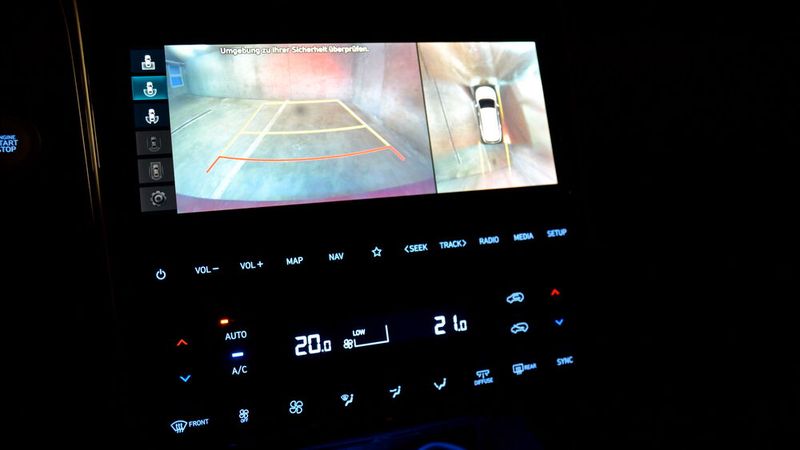 Direkt darunter sind die Infotainment- sowie Klimatisierungsfunktionen angeordnet. (Bild: Michel/»kfz-betrieb«)