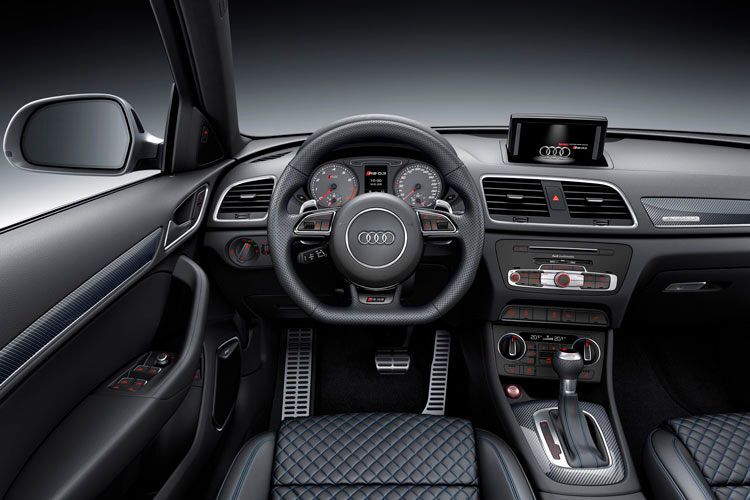 Im Interieur erhält der Audi RS Q3 Performance neben grauen Ziffernblättern mit roten Zeigern in den Rundinstrumenten auch eine blaue Kontrastnaht im Sportlederlenkrad und der Mittelarmlehne. (Foto: Audi)