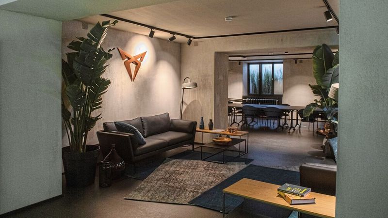 Im Inneren verschmelzen Cupra-Designelemente mit den ursprünglichen architektonischen Akzenten und Materialien des Gebäudes. (Bild: Seat)