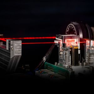 Diese Ionen-Qubits, also eine Ladung tragende Atome, für den industrietauglichen Quantencomputer können in mikroskopisch kleinen, elektromagnetischen Fallen gehalten und in denselben mit Laserstrahlen kontrolliert werden.(Bild:  Fraunhofer-IOF)