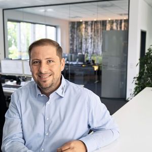 Stefan Thorwarth, Vertriebsleiter bei RT-Lasertechnik: „Wir waren bereits frühzeitig als Hersteller bei orderspot vertreten. Uns hat das Konzept von Anfang an überzeugt. Bauteile zu den eigenen Konditionen anbieten, ohne selbst kalkulieren zu müssen. Dadurch senken wir die internen Kosten und werden noch wettbewerbsfähiger.“(Bild:  RT Lasertechnik)