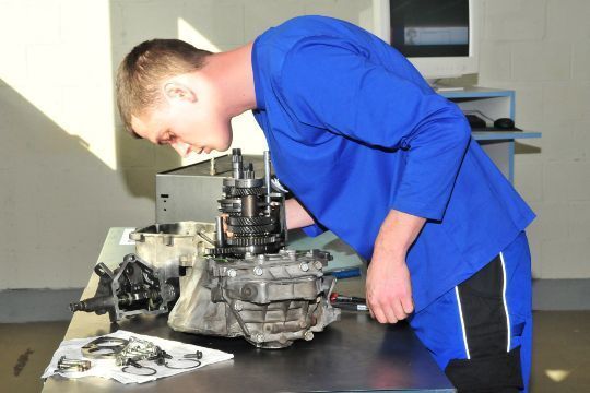 Traditionell gehört auch eine Getriebe-Aufgabe zum Bundesleistungswettbewerb. Hier sucht Andre Döbbelin aus Sachsen Anhalt den Grund dafür, dass sich der erste Gang nur schwer einlegen lässt. (Archiv: Vogel Business Media)