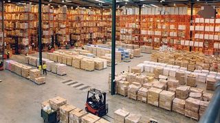 Im Lager stapeln sich die Bestände. (Bild: commons.wikimedia.org)