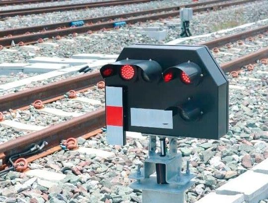 Stopp für alle Züge, hieß es in dieser Woche bei der Deutschen Bahn. Der Funk ausgefallen! Das führen manche auf Bauteile aus China zurück, weshalb die Forderung wieder hochkocht, chinesische Komponenten aus kritischen Infrastrukturen in Zukunft herauszuhalten ...(Bild:  Bahn)