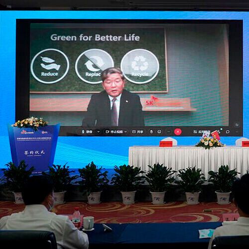 Na Kyung-soo, CEO of SK Geo Centric, gives a congratulatory speech at the JVA signing ceremony via video conferencing.(Source:  SK Geo Centric)