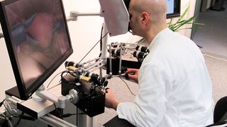 Hubsäule und Tragrahmen dienen der ergonomischen Anpassung an den jeweiligen Nutzer des Operationssimulators und an die jeweilige Situation im OP. (Bild: RK Rose+Krieger)