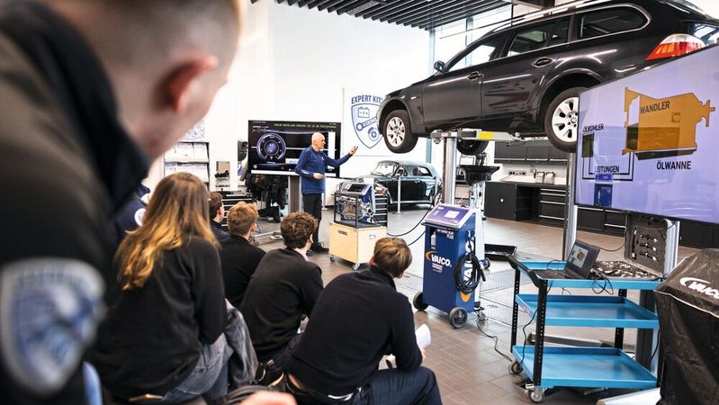 So schnell und einfach wie bei manch anderer Servicearbeit läuft es bei einer Getriebeölspülung nicht (von Anfang) ab. Hier braucht es Know-how (Schulung!) und Erfahrung.(Bild:  Oliver Perkuhn)