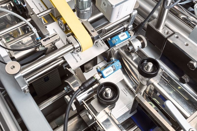 Je nach Verpackungsvariante zählen zwei Friktionsspender bis zu 1.200 Pflaster in Stapel unterschiedlicher Anzahl ab. (Schubert-Pharma)