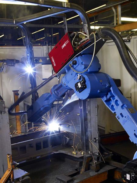 300 Schweißnähte pro Kabine: 27 Robotersysteme schweißen täglich etwa 250 Führerhäuser für Landmaschinen. Die Phoenix-Stromquellen beherrschen neben dem Sprüh- und Kurzlichtbogen auch das Pulsen sowie serienmäßig das Fügen mit dem forceArc-Verfahren - einer MIG/MAG-Variante mit richtungsstabilem Lichtbogen. Bild: EWM Hightech Welding (Archiv: Vogel Business Media)