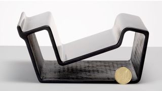 Hier sieht man einen Querschnitt durch ein CFK-Profil mit viel Leichtbaueffekt. Eingesetzt wird es als Längsträger der Unterflurverkleidung im Highspeed-Zug Cetrovo, um Gewicht und Antriebsenergie zu sparen. Bei der Herstellung spielt das Composite-Know-how von Karl Mayer eine wichtige Rolle ... (Bild: CG Rail)