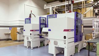 Diese Kunststoffverarbeitungs-Alternative mit vernetzter Peripherie unterstützt jetzt Bilora: Eine Smartpower 60 und eine Smartpower 90 sind dabei als Insider-Zellen ausgeführt. (Wittmann Battenfeld)