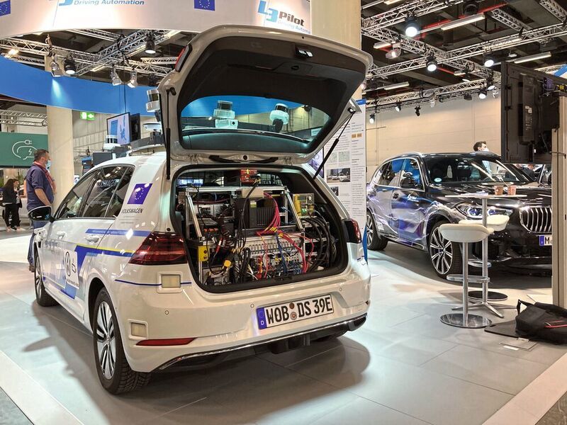 Volkswagen zeigt mit anderen Herstellern autonome Fahrsysteme.  (Svenja Gelowicz)