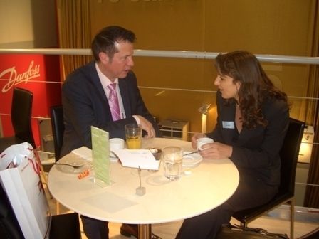 Herr Gerhardsreiter von Triptus im Gespräch mit Silvia Zeiner, Key Account Managerin elektrotechnik (Archiv: Vogel Business Media)