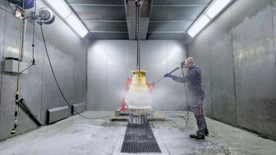 Mit dem Heißwassererzeuger HWE 13/21-42kW lassen sich vielfältige Reinigungsaufgaben in Logistik und Industrie erledigen.(Bild:  Kärcher)