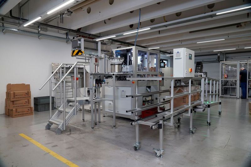 Die Rundtaktmontageanlage ist in eine hochfunktionale Maschinenkabine integriert, die aus Profilen der Item-Baureihe XMS besteht. (Bild: Item)