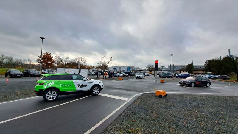 Im Projekt Dekor-X entwickelten Zulieferer und Hochschulen eine fahrzeugzentrierte und herstellerübergreifende Methode für dezentrale Intelligenz.(Bild:  Valeo)