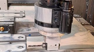 Der New-Baby-Chuck-Winkelkopf von Big Daishowa vereint den kompletten Fertigungsprozess auf einer vorhandenen 3-Achs-Maschine. Das Umspannen auf eine Radialbohrmaschine entfällt. (Big Daishowa)