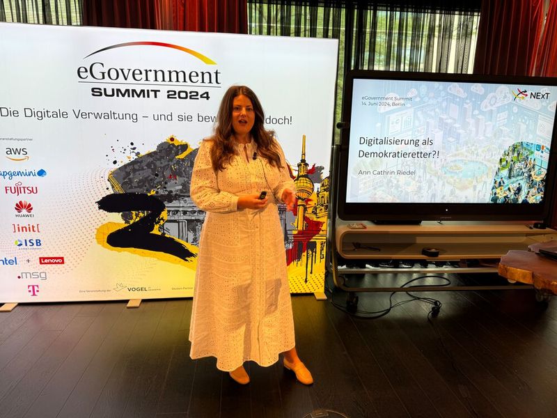„Die Digitale Verwaltung als Demokratieretter?!“ Ann Cathrin Riedel, Geschäftsführerin  NExT e.V. machte mit ihrer Abschlusskeynote klar, wie wichtig eine effiziente – digitalisierte – Verwaltung ist. (©Vogel IT-Akademie)