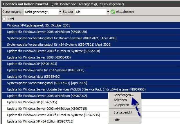 Klicken Sie in der WSUS-Verwaltungskonsole auf Updates sehen Sie eine Zusammenfassung der Updates, die auf dem Server verfügbar sind. Wählen Sie ein Update aus, sehen Sie im mittleren Bereich der Konsole ganz unten ausführliche Informationen. Klicken Sie mit der rechten Maustaste auf Patches, und wählen Sie im Kontextmenü den Befehl Genehmigen aus, um die Updates zu verteilen. (Archiv: Vogel Business Media)