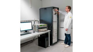 Der Josephson-Quantenkalibrator, von den esz-Mitarbeitern auch nur Joseph genannt, kalibriert Gleich- und Wechselspannungsquellen. (Bild: esz)