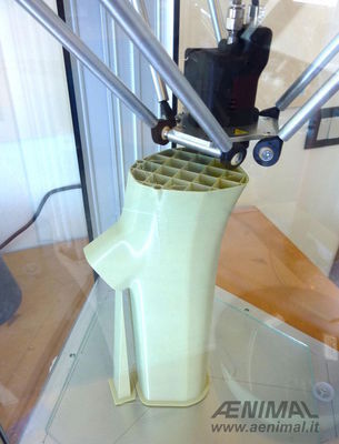 3D-Drucker bei der Arbeit: Die honigwabenähnliche Stützstruktur macht den Rahmen so stabil wie einen Metallrahmen. (Bild: Eurocompositi)