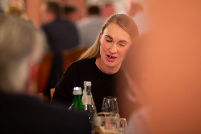 Bei den Förderprozessforen durfte auch der Austausch und natürlich die gemeinsame Entspannung am Abend nicht fehlen. Auf der Festung Marienberg konnten die Teilnehmerinnen und Teilnehmer zusammen essen und den informativen Kongresstag ausklingen lassen. (BKfotografik / PROCESS)