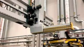 Die „End-of-Line“-Lösung von AP&T wurde für die Handhabung vieler unterschiedlich geformter Bauteile in einem schnellen und hocheffizienten Stapelprozess entwickelt. (AP&T)