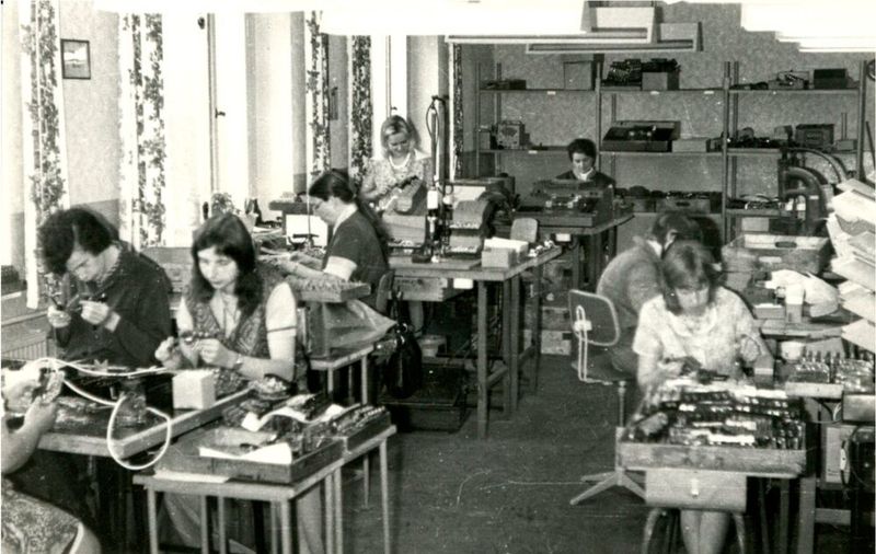 Ein Blick ins Archiv: Alte Zeitungsausschnitte dokumentieren die Entwicklung von VTQ und zeigen, wie das Unternehmen über die Jahre in der regionalen und fachlichen Öffentlichkeit wahrgenommen wurde. Die Sammlung macht sichtbar, dass Unternehmensgeschichte nicht nur aus Produkten, Kennzahlen und Meilensteinen besteht, sondern auch aus vielen kleinen Momentaufnahmen. (Bild: VTQ Videotronik GmbH)
