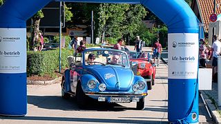 Auf die Plätze fertig los: Mit am Start in Bad Aibling war auch ein flotter Käfer, Baujahr 1977. (Bild: Holger Zietz)