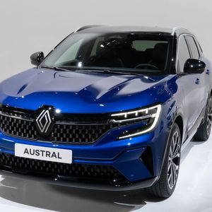 Typisch für einen Austral soll die Signatur des LED-Tagfahrlichts sein, deren Leiste über den Scheinwerfern beginnt und dann schwungvoll gen Zentrum der Front abbiegt.(Bild:  Renault)