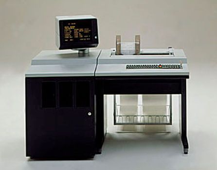 Mit der Einführung der 88xx-Reihe (im Bild: Nixdorf 8820 Terminalsystem) feiert das Unternehmen ab Mitte der 70-er Jahre Jahren noch einmal einen internationalen Erfolg. Die Rechnerfamilie kommt unter anderem als Bankterminals, elektronische Kassen- und Logistiksysteme oder sogar als digitales Telefonvermittlungssystem (DVS 8818, 1981) zum Einsatz und hilft Unternehmen, Computer effektiv zu vernetzen. (Bild: Heinz Nixdorf Museumsforum)