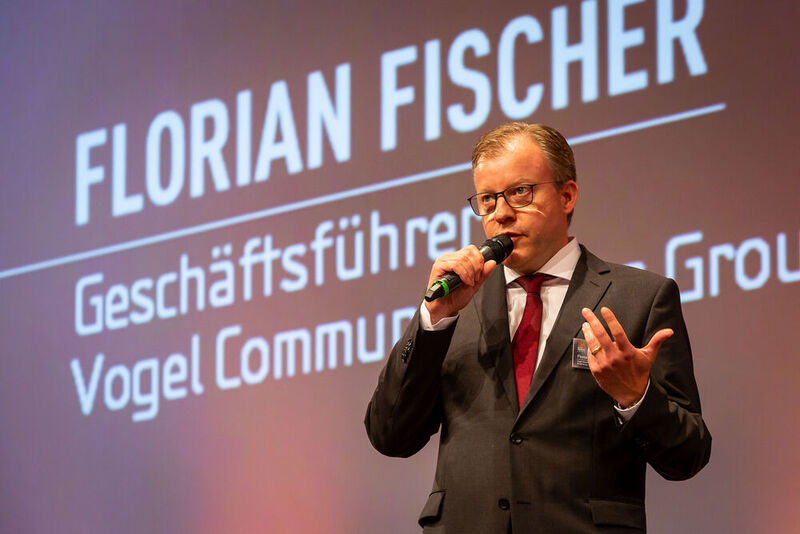 Florian Fischer, Geschäftsführer der Vogel Communications Group, begrüßt die Gäste beim Best of Industry Award.  (Bausewein / Vogel Communications Group)