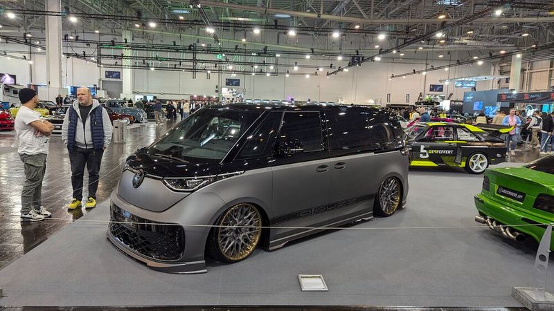 Aber auch moderne Elektroautos lassen sich natürlich tieferlegen.  (Bild: Rosenow – VCG)