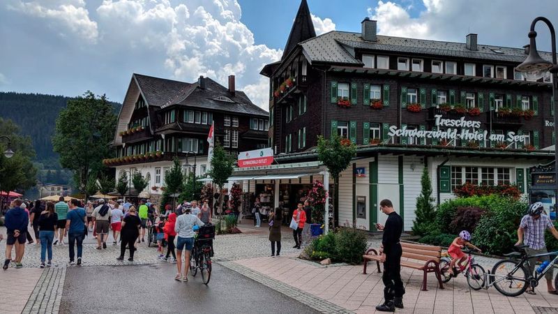 Am Titisee ließen sich die BITRIDER standesgemäß in Treschers Schwarzwald-Hotel am See verwöhnen. (Vogel IT-Medien GmbH)