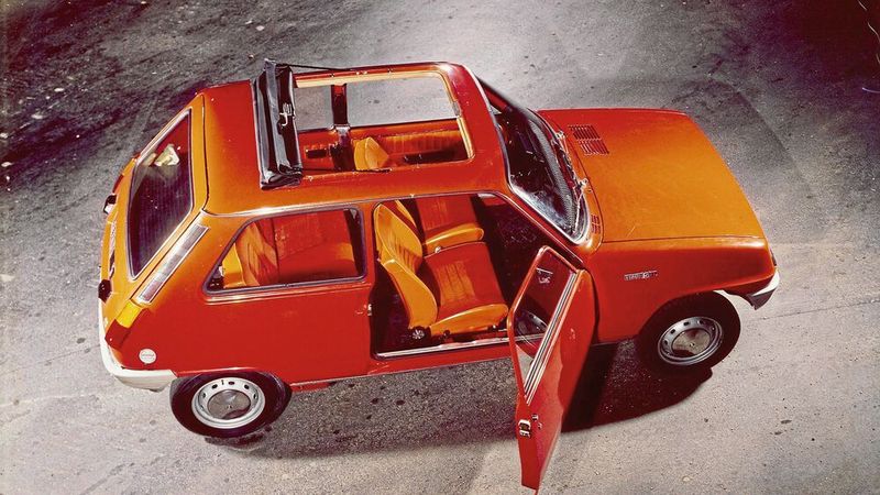 In Deutschland besaß der R5 eine Basismotorisierung mit einem 845-cm³-Motor (26 kW/36). Der Motor sitzt längs hinter der Vorderachse, das Getriebe davor. Frühe R5 haben wie der R4 eine Revolverschaltung. (Bild: Renault)